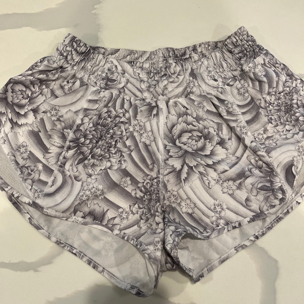 Lululemon Hottie Hot Shorts Flower Size 6 Reg 2.5 inch